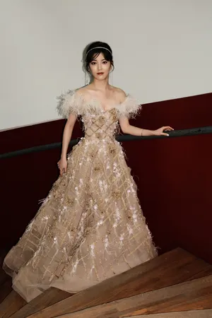 朱丹妮露肩羽毛礼裙优雅性感写真