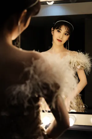 朱丹妮露肩羽毛礼裙优雅性感写真_5