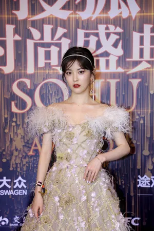 朱丹妮露肩羽毛礼裙优雅性感写真_10