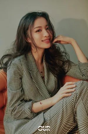 王楚然纹格西服复古质感写真图片