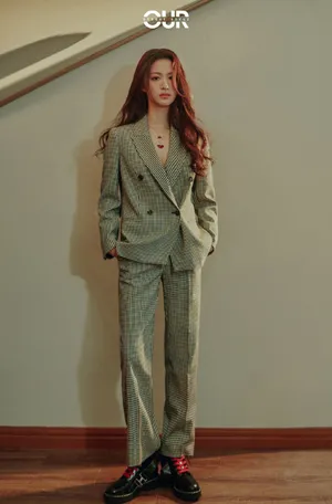 王楚然纹格西服复古质感写真图片