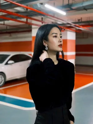 杨采钰优雅气质停车场写真图片_2