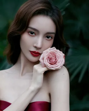 金晨抹胸红裙美艳性感写真图片_4