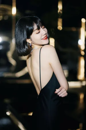 李溪芮吊带露背魅惑性感写真_1