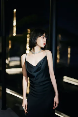 李溪芮吊带露背魅惑性感写真_2