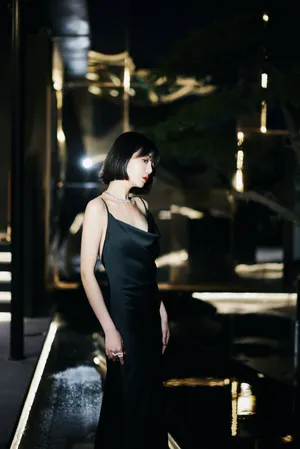 李溪芮吊带露背魅惑性感写真_3