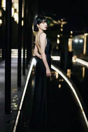 李溪芮吊带露背魅惑性感写真_5