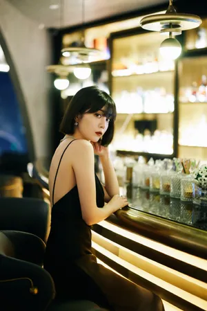 李溪芮吊带露背魅惑性感写真_7
