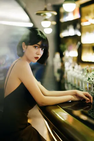 李溪芮吊带露背魅惑性感写真_8