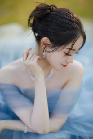 祝绪丹蓝色露肩纱裙魅惑性感写真