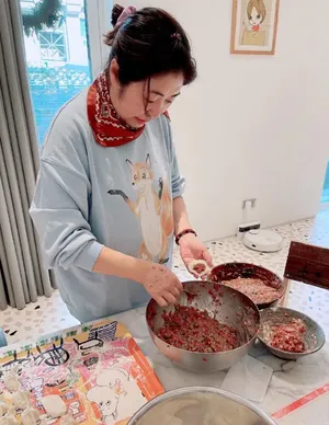 陈赫冬至晒全家包饺子温馨美照图片_1