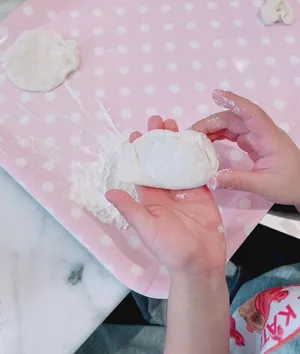 陈赫冬至晒全家包饺子温馨美照图片_1