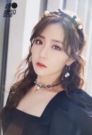 硬糖少女王艺瑾质感复古写真图片