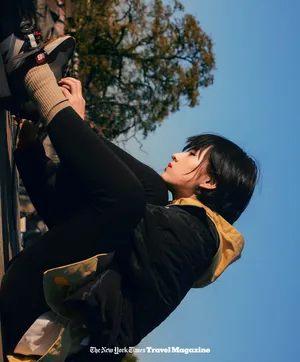张子枫老胡同俏丽街拍写真图片
