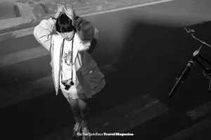 张子枫老胡同俏丽街拍写真图片_3