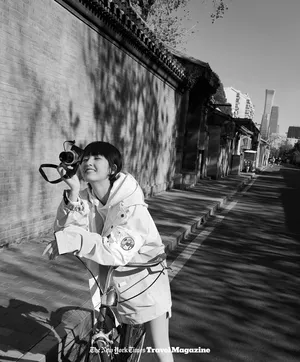 张子枫老胡同俏丽街拍写真图片_8