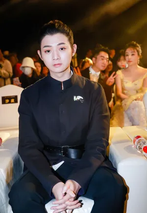 霍尊2020瑞丽时尚盛典帅气图片写真_4