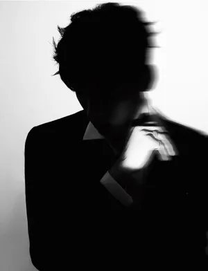 王子异黑白光影朦胧写真图片