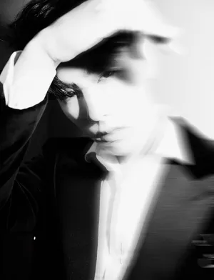 王子异黑白光影朦胧写真图片_2
