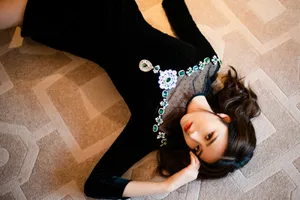 金子涵性感摩登连身裙写真图片_3