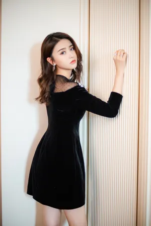 金子涵性感摩登连身裙写真图片_4