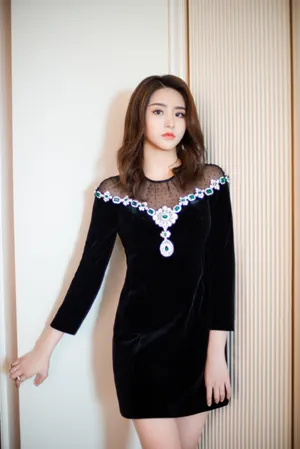 金子涵性感摩登连身裙写真图片_5