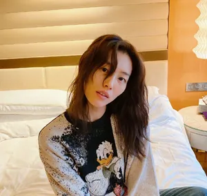 刘雯复古风卫衣牛仔裤时髦美照图片