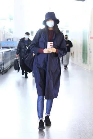 张梓琳戴帽遮面眉眼温柔机场照图片