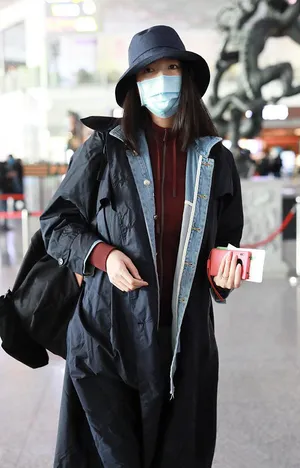 张梓琳戴帽遮面眉眼温柔机场照图片_3