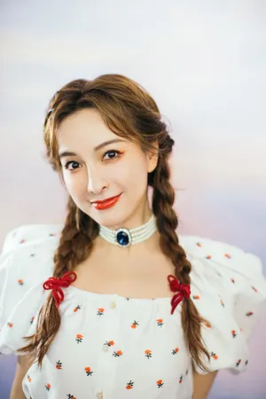 吴昕碎花连衣裙清新甜美写真图片