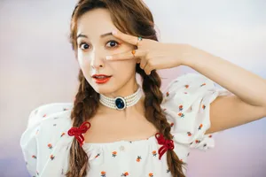 吴昕碎花连衣裙清新甜美写真图片