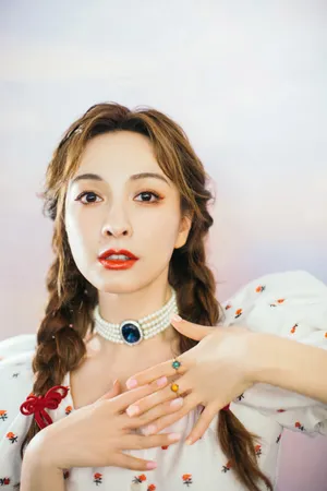 吴昕碎花连衣裙清新甜美写真图片_5