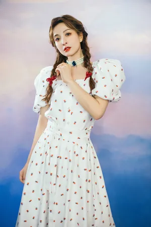 吴昕碎花连衣裙清新甜美写真图片_8