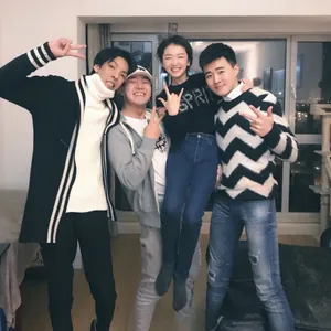 周冬雨北电同学聚会合照笑出表情包图片_2