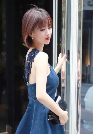 性感美女梁缘露后背优雅妩媚写真