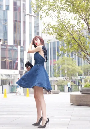 性感美女梁缘露后背优雅妩媚写真_6