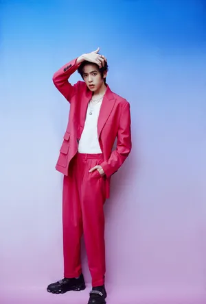 胡春杨玫粉色西服帅气图片写真_4