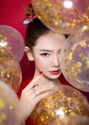 戚薇红裙性感美艳写真图片
