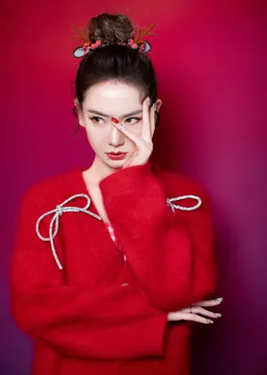 戚薇红裙性感美艳写真图片_2