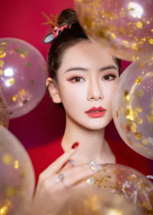 戚薇红裙性感美艳写真图片_3