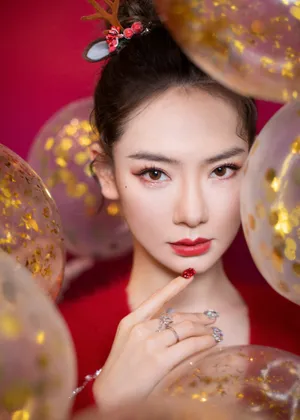 戚薇红裙性感美艳写真图片_5