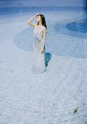 何泓姗吊带裙性感泳池写真图片