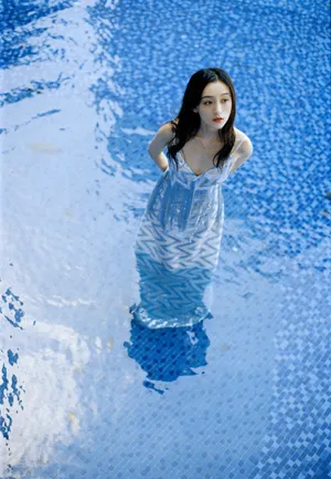 何泓姗吊带裙性感泳池写真图片_5