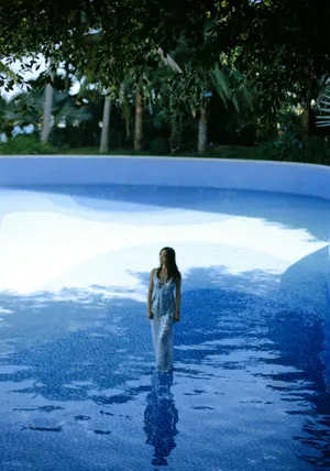 何泓姗吊带裙性感泳池写真图片_6