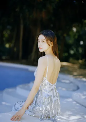 何泓姗吊带裙性感泳池写真图片_7