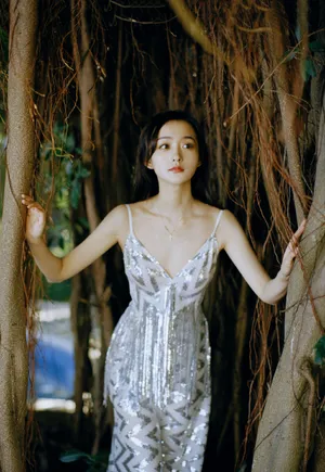 何泓姗吊带裙性感泳池写真图片_9