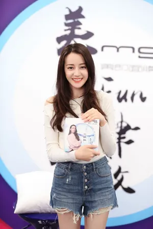 性感美女明星迪丽热巴出席活动照片