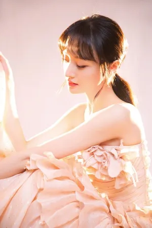性感美女明星郑爽一袭蛋糕裙诱惑写真_5