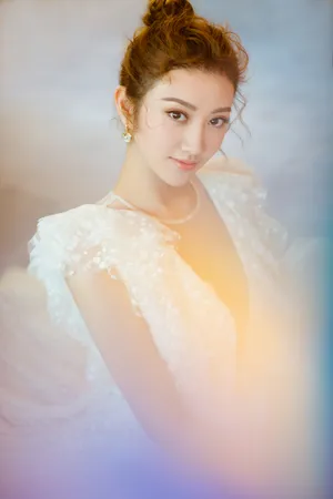 性感美女景甜一袭白裙优雅写真_3