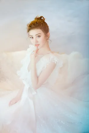 性感美女景甜一袭白裙优雅写真_4